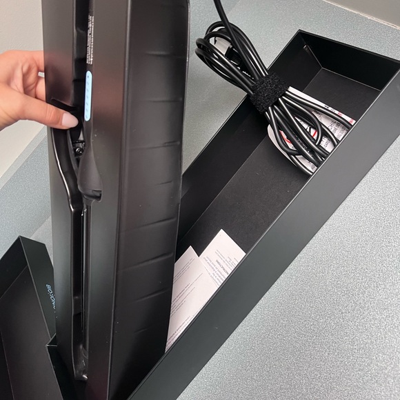 Bio Ionic long barrel 1.25 inch curling iron - Picture 5 of 6